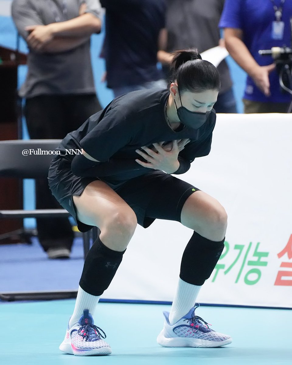 아,,,,,,,,,, 이여자가 미땡나ㅠ 딱 하루만에 이런 고자극 사진들이 무더기로 나오는게 어이가 없음
사람 살리는 셈 치고 결혼 좀 해주새오