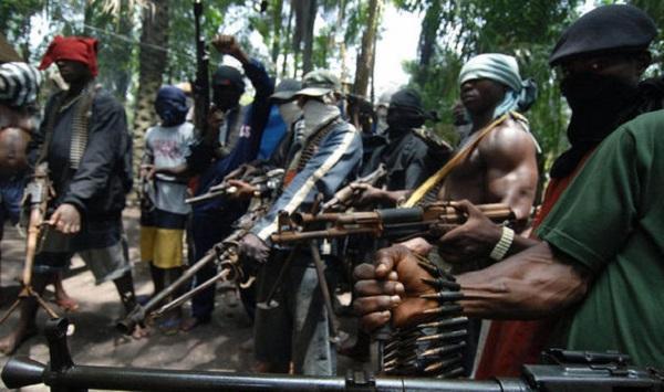 TheNationNews's tweet photo. Gunmen invade Police station, abduct DCO in Abia https://t.co/YZ71sZbKu6 https://t.co/YuJO06Lvgd