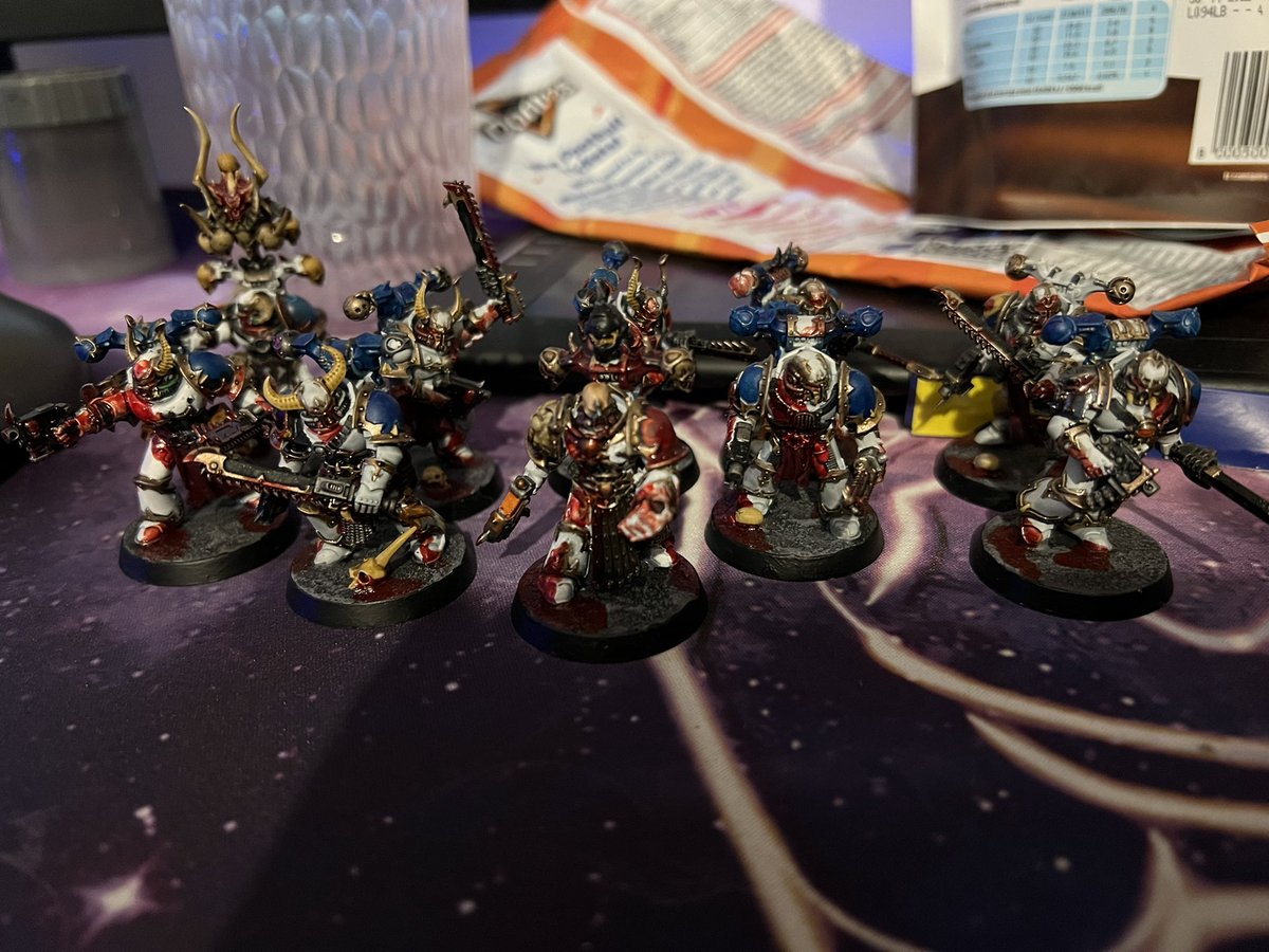 Saint_Treacle's tweet photo. Ignore the excess empty crisp and biscuit bags in the background but some angry lads I finished a little while ago, learning to paint white is fun but difficult and I just love the old white and blue World Eaters colours 

#WarhammerCommunity #warhammer40k #worldeaters https://t.co/0Vx5Zgz8mf
