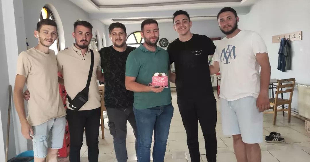 akgencliksoma45's tweet photo. 14 Ağustos Partimizin Kuruluş yıl  dönümü münasebetiyle, İlçe  Gençlik kollari Başkanımız Hami IRMAK ve yönetim kurulu üyelerimiz ile ilk kez oy heyecanı yaşacak  kardeşlerimizin doğum günlerini kutladık. hayatlarında başarılar dileriz.
#gençlerinpartisi21yaşında
#birdik21olduk https://t.co/wODzkVQ7sr