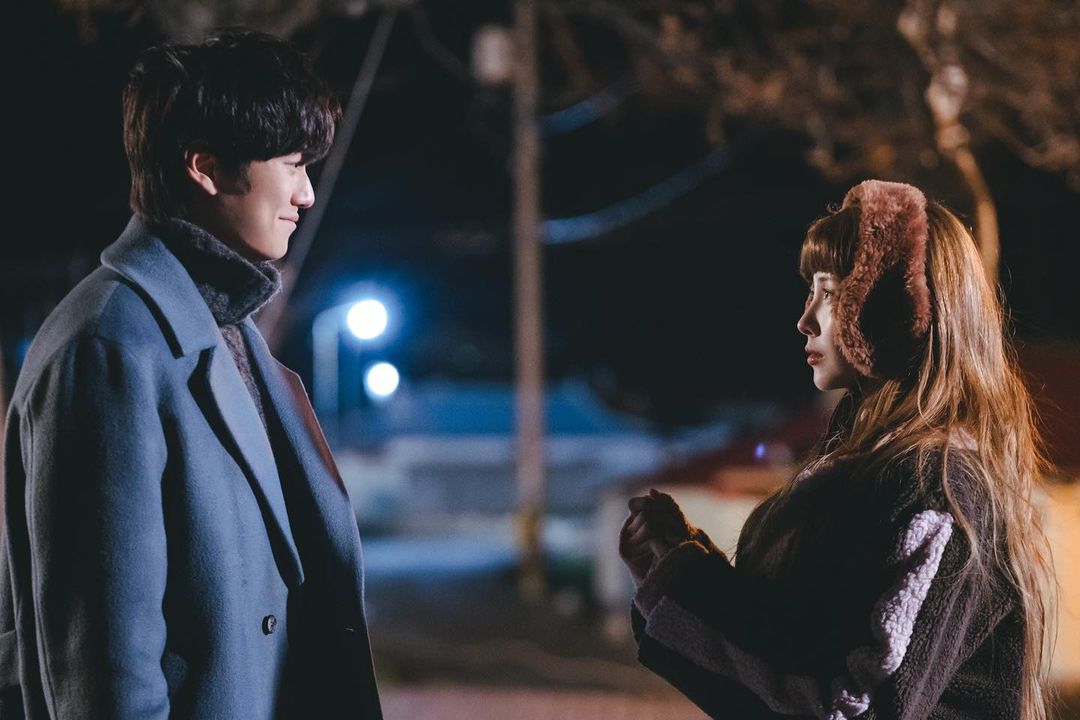 Mewie_shiny's tweet photo. [Still Cuts] Every cloud has a silver lining ☁️🌦️🌤️. #JinxedatFirstEp16 #JinxedatFirst 👑🧸🔮⚡️🐟🍭#NaInWoo #나인우 #นาอินอู #SeoHyun #서현 #ซอฮยอน #징크스의연인 #TheJinxsLover https://t.co/tQLoNzJgMO