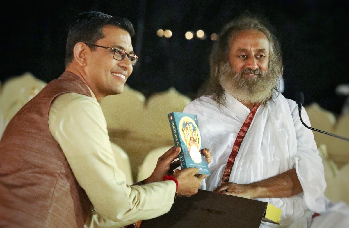 viratchirania's tweet photo. That special moment when your Guru launches your first book!! 

Eternally grateful to @SriSri for your love n inspiration! 

If you love India you will love this book! 
Order: https://t.co/kjAO7UDJrh

Jai Hind  
#storiesandsutras 
#AzadiKaAmritMahotsav https://t.co/EsT8bKM8Oq