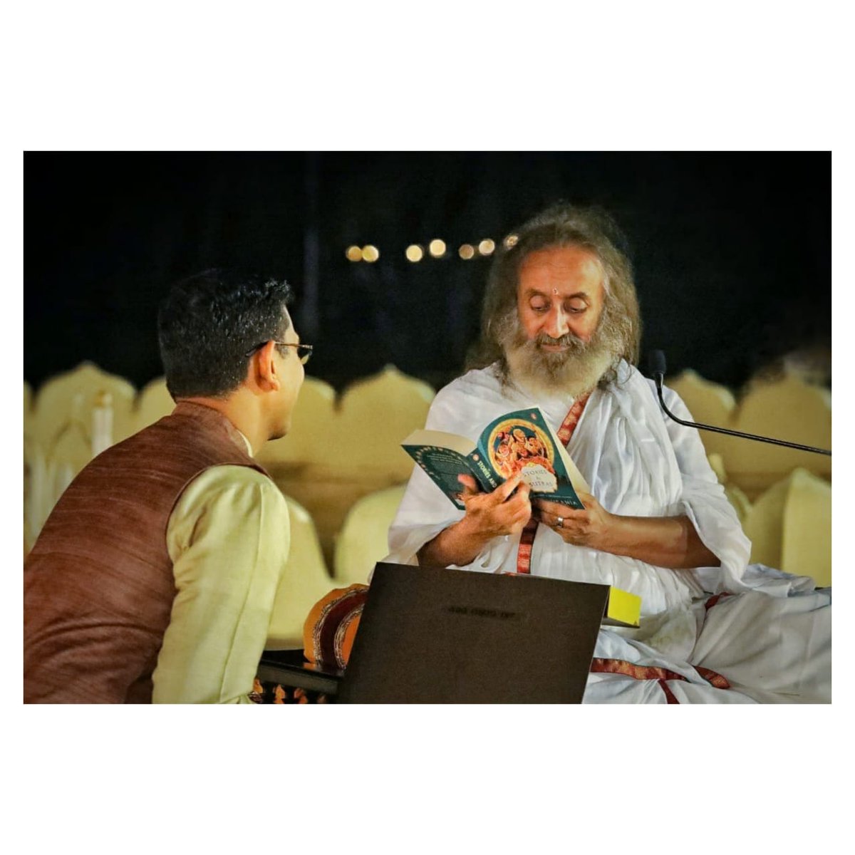 viratchirania's tweet photo. That special moment when your Guru launches your first book!! 

Eternally grateful to @SriSri for your love n inspiration! 

If you love India you will love this book! 
Order: https://t.co/kjAO7UDJrh

Jai Hind  
#storiesandsutras 
#AzadiKaAmritMahotsav https://t.co/EsT8bKM8Oq