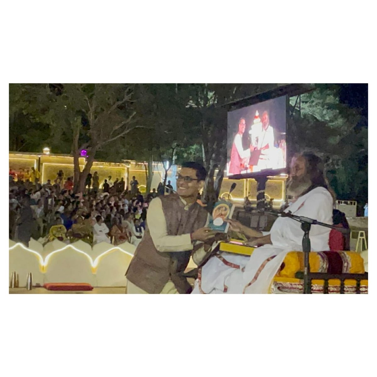 viratchirania's tweet photo. That special moment when your Guru launches your first book!! 

Eternally grateful to @SriSri for your love n inspiration! 

If you love India you will love this book! 
Order: https://t.co/kjAO7UDJrh

Jai Hind  
#storiesandsutras 
#AzadiKaAmritMahotsav https://t.co/EsT8bKM8Oq