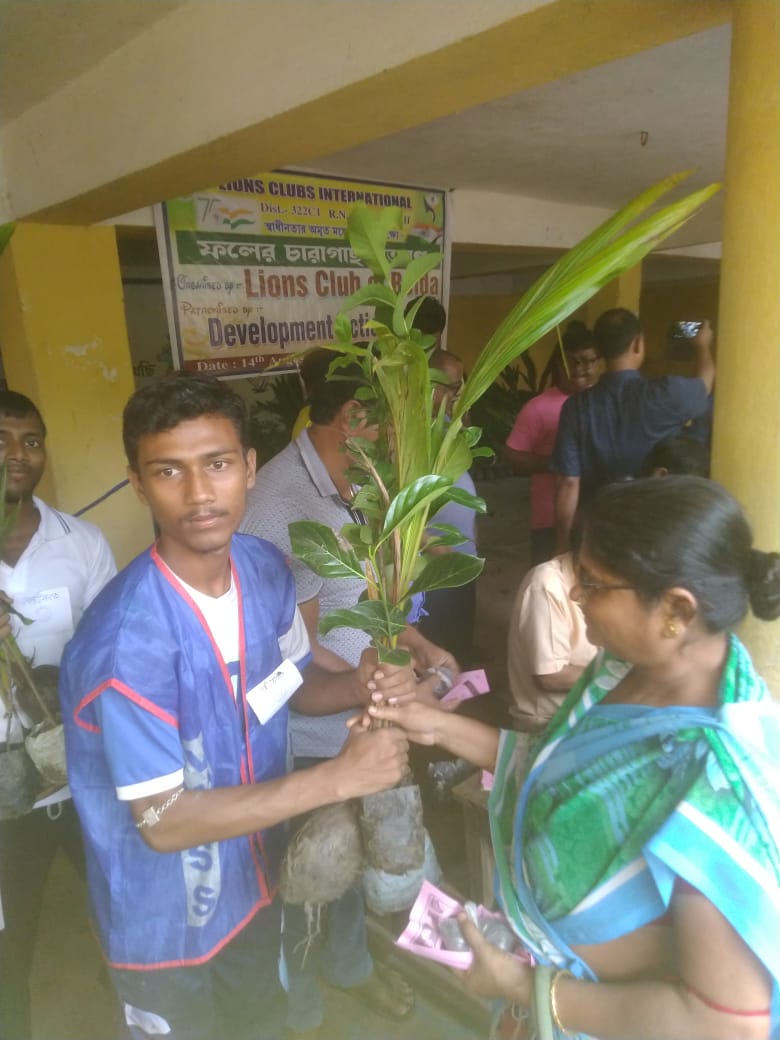 NSSUnit2_Belda's tweet photo. Our NSS volunteers of Unit I, II, III are presenting &amp; distributing Fruit Saplings to the persons of local community. The programe is arranged in coordination with Lions Club of Belda &amp; patronised by Development Action Society @_NSSAwards @swachhbharat @rdnss_kolkata @ABPNews https://t.co/AiWR2Dgy4i