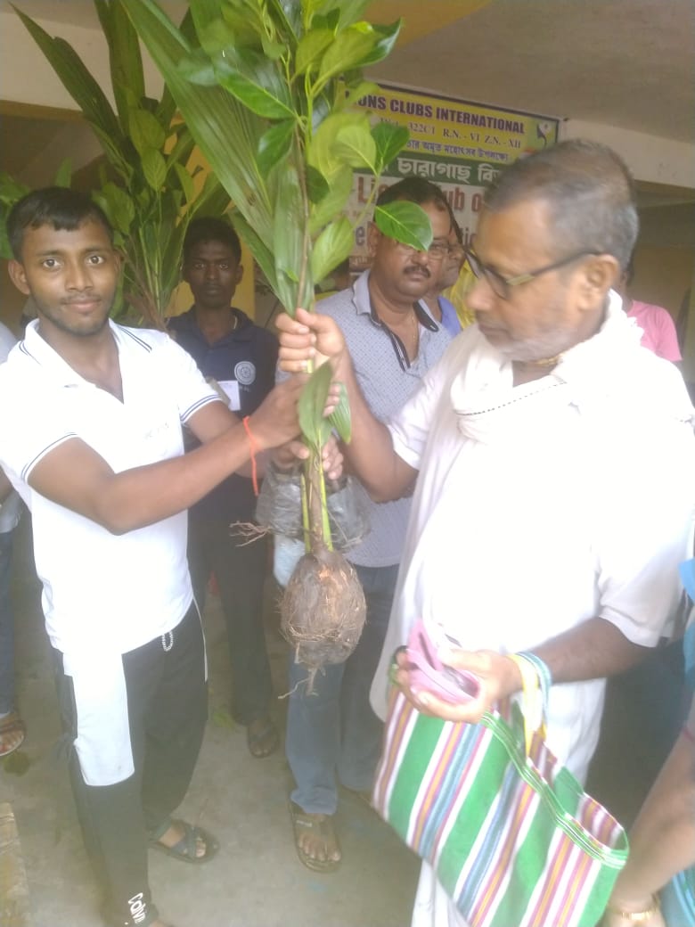 NSSUnit2_Belda's tweet photo. Our NSS volunteers of Unit I, II, III are presenting &amp; distributing Fruit Saplings to the persons of local community. The programe is arranged in coordination with Lions Club of Belda &amp; patronised by Development Action Society @_NSSAwards @swachhbharat @rdnss_kolkata @ABPNews https://t.co/AiWR2Dgy4i