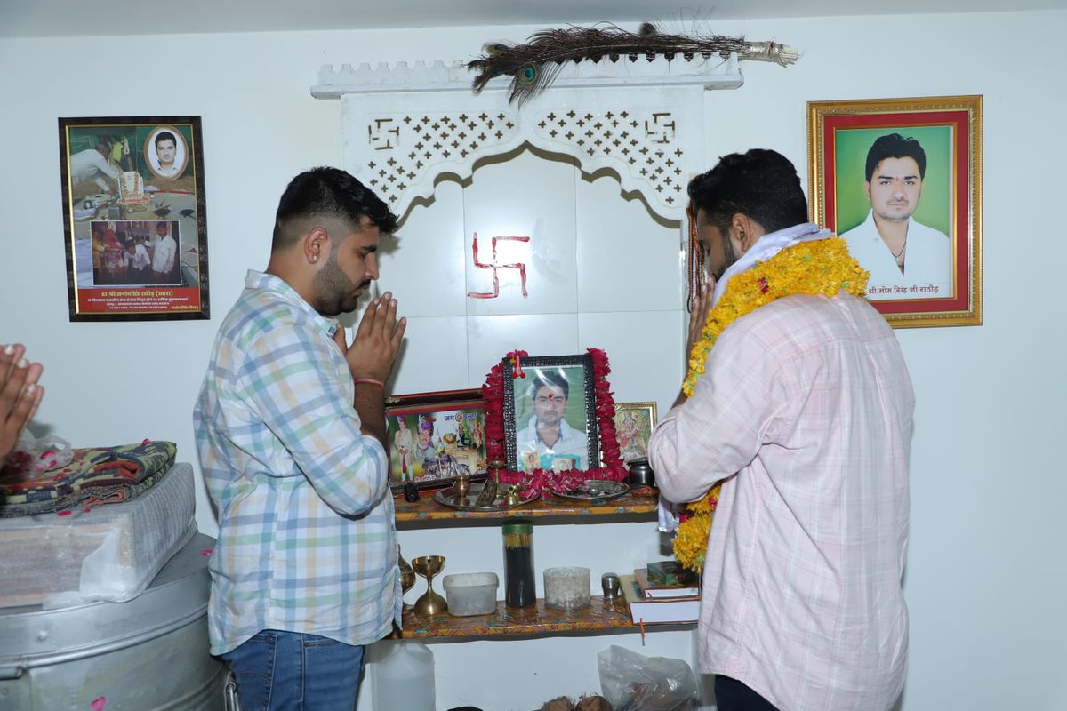 ArvindSBhati9's tweet photo. कल आगामी छात्रसंघ चुनाव में भाई SFI से उम्मीदवार बनने के पश्चात अमर छात्रसंघ अध्यक्ष श्री भोम सिंह जी खारा के निवास पर जाकर आशीर्वाद लिया ✌🏼 
@SFIRajasthan https://t.co/XhUHz6uGuI