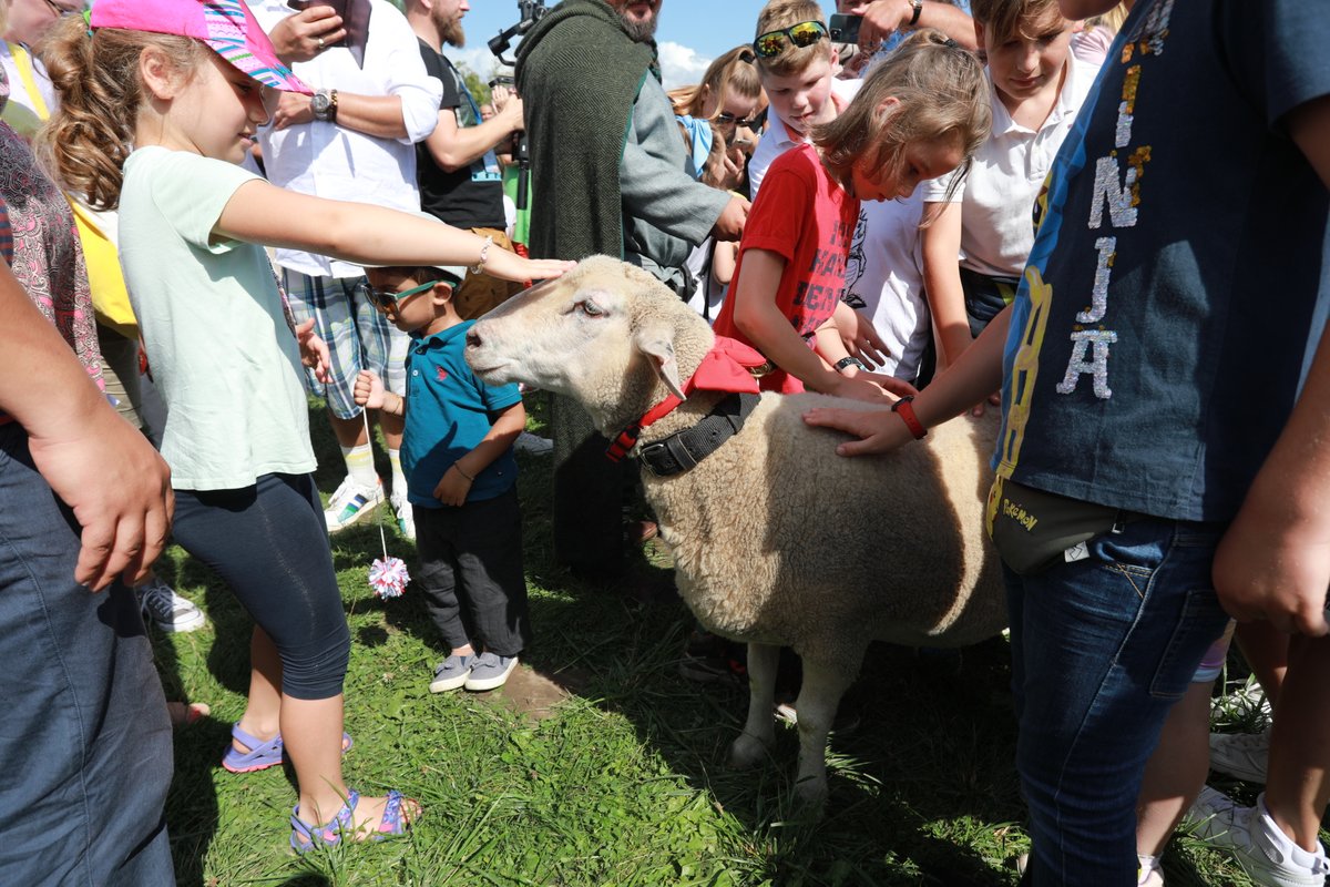 krakow_pl's tweet photo. Jak widać, jedną z największych atrakcji dla dzieci na🐲smoczym pikniku na krakowskich Błoniach była🐑Janina😃Miały wielką frajdę z tego spotkania👍
#UrodzinySmokaWawelskiego #KrakówCięZasmoczy #dzieci #frajda #piknik #atrakcje
Fot. @BSKrakow https://t.co/Evli5twssq