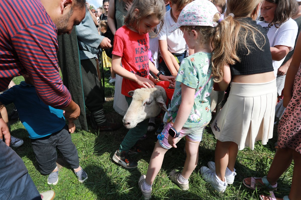 krakow_pl's tweet photo. Jak widać, jedną z największych atrakcji dla dzieci na🐲smoczym pikniku na krakowskich Błoniach była🐑Janina😃Miały wielką frajdę z tego spotkania👍
#UrodzinySmokaWawelskiego #KrakówCięZasmoczy #dzieci #frajda #piknik #atrakcje
Fot. @BSKrakow https://t.co/Evli5twssq