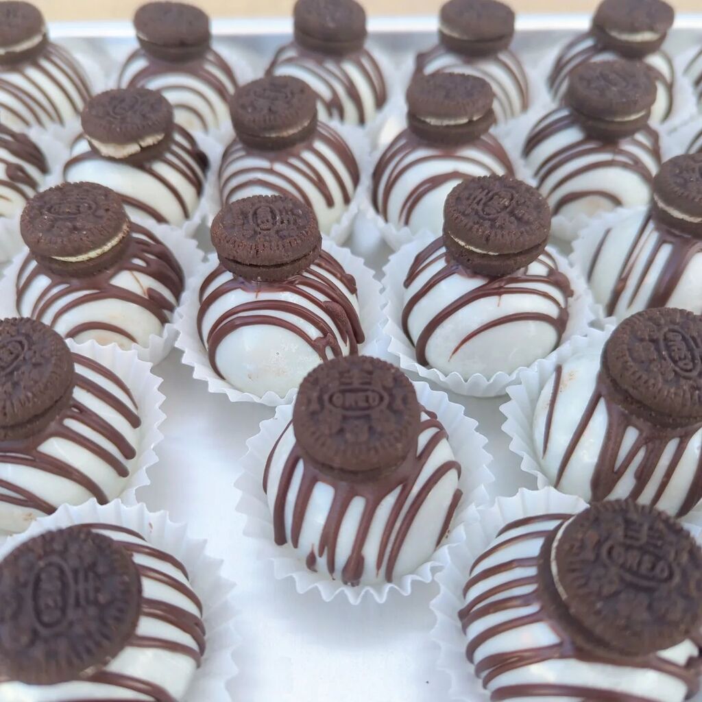 Double_Crumbs's tweet photo. Cookies &amp; cream, butter crunch cake truffles, key lime and apple tarts... Haymarket Farmers Market today! https://t.co/3RCGhwa0VI https://t.co/aacFuNVW9E
