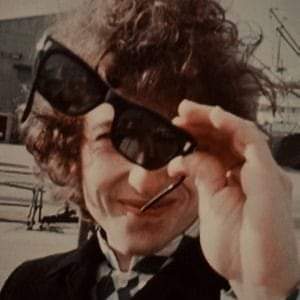 "Que tus manos siempre estén ocupadas, que tus pies siempre sean veloces y que tengas una fuerte base para cuando el viento cambie de golpe... Que tu corazón siempre esté alegre, que tu canción sea siempre cantada".
Bob Dylan