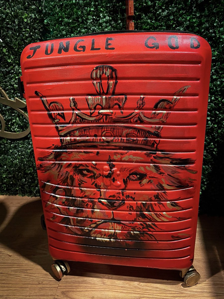 MrModa's tweet photo. #JungleGod Custom Luggaage For Artist @YUNGJUGGZ_RSNY #MrModa #NYC https://t.co/0C9vdZtDns