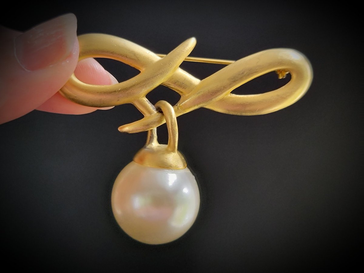 craftbyelli's tweet photo. Excited to share the latest addition to my #etsy shop: Gold celtic knot big drop pearl brooch,Bow pearl brooch,Matte gold brooches,Pearl Drop Brooch,Faux Pearl Brooch, https://t.co/x5n2TAx0qs #gold #geometric #white #no #pearl #women #artdeco #largevintagepin #whitepea https://t.co/PNMYM7SGeQ