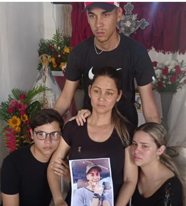 ismaelmoli's tweet photo. Familiares del joven Daniel Lezama Ramírez, asesinado en el mes de abril de este año en Carúpano por 6 funcionarios del Cicpc, rechazaron dictamen del Tribunal 5to de Control desestimando el cargo de simulación de hecho punible https://t.co/oLpUK0VJjQ https://t.co/i00tHAowDt