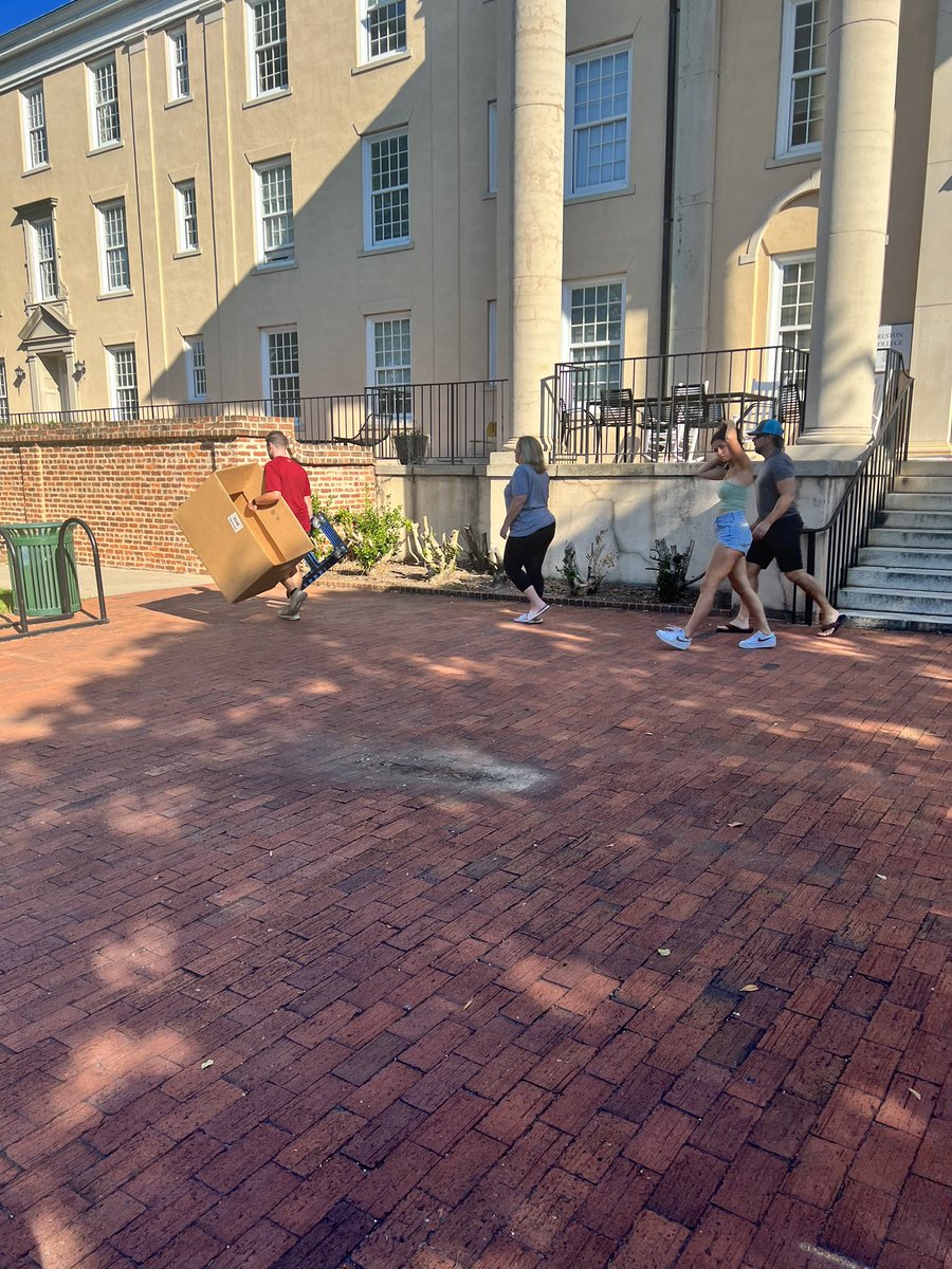 RushondraJames's tweet photo. Enjoyed the morning volunteering for @UofSC move-in on behalf of @UofSCStaffSen! A special shout out to Senator Kelley Fink, organizer extraordinaire for such a seamless process! https://t.co/lc2uGH0YyR
