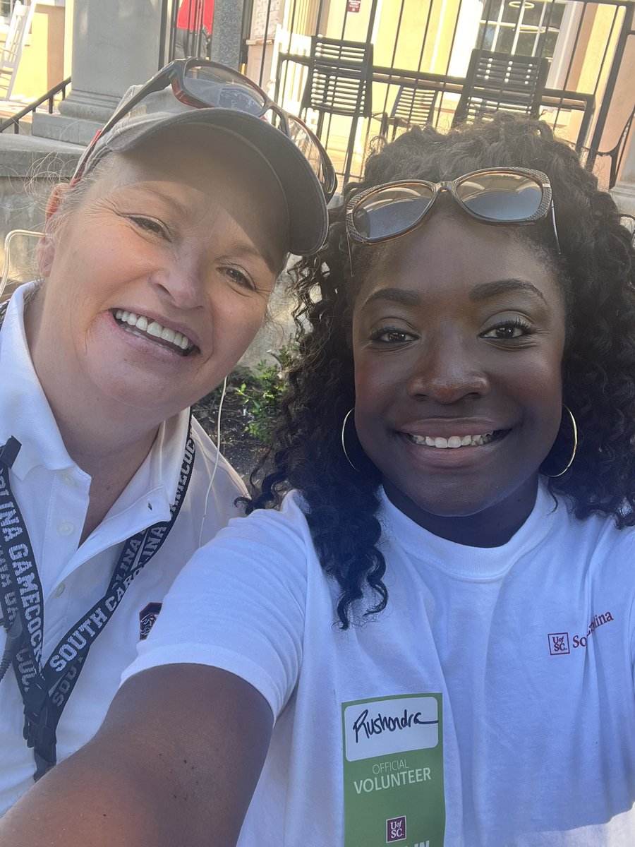 RushondraJames's tweet photo. Enjoyed the morning volunteering for @UofSC move-in on behalf of @UofSCStaffSen! A special shout out to Senator Kelley Fink, organizer extraordinaire for such a seamless process! https://t.co/lc2uGH0YyR