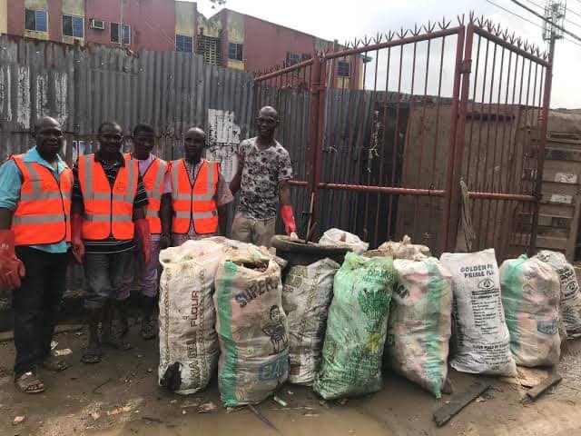 mttw_page's tweet photo. Public Service Announcement!

Residents are hereby warned to desist from disposing of their waste indiscriminately, or they face the wrought of the law. 

@Lawma_gov Waste Policing is in top gear to arrest any offender.

#WasteMgt
#WasteRecycling
#ClimateChange
#MushinToTheWorld https://t.co/DQMZNxv78B