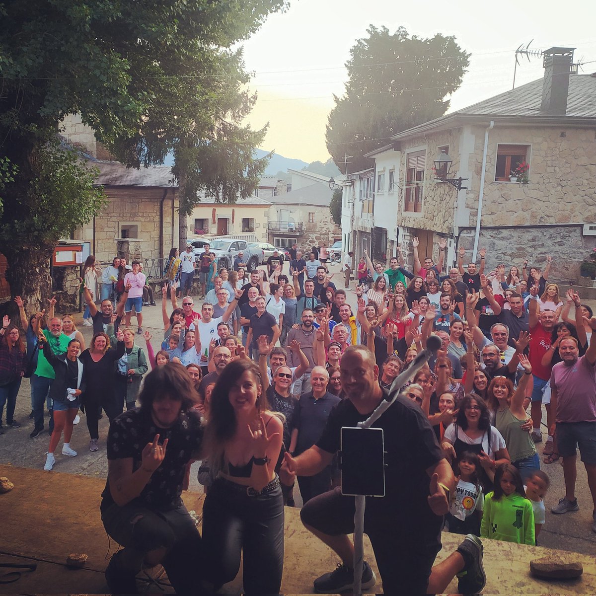torredemarkfeel's tweet photo. Gracias, Porto! Disfrutadísimo concierto de Markfeel! Gente 10 y pueblo mágico, un placer volver!! 🎸🔥
⠀
#Markfeel #gira #Monstruos #DiscodelAño #concierto #electrico #grupo #rock #alternativo #verano https://t.co/PRav5KgBam