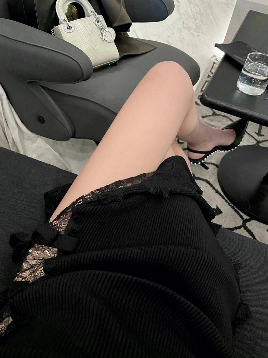 S37287579's tweet photo. 慢慢爬过来舔干净 #女S #男M #高跟鞋  #足控 #调教 #辱骂 https://t.co/Ge103m6ARb