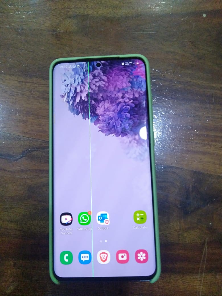 sumantk25's tweet photo. After updating to one ui 4.1, suddenly green line came on screen while using #s20plus. Please replace my screen there's no physical damage whatsoever.
@SamsungIndia @SamsungMobile @SamsungNewsIN https://t.co/p1hDfW0Lbx