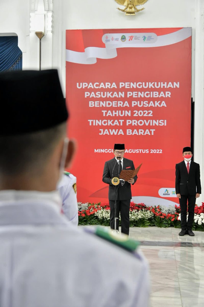 ridwankamil's tweet photo. Mengibarkan bendera pusaka hanyalah satu dari sekian latihan yang didapatkan. Wawasan kebangsaan, wawasan Pancasila, jiwa setiakawan dan keteladanan menjadi materi selama ditempa di desa bahagia. Istilah untuk asrama Paskibraka.

#JabarJuara #IndonesiaJuara https://t.co/yEP9FfRROh