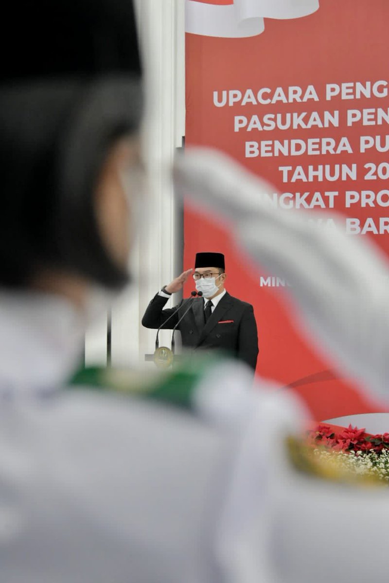 ridwankamil's tweet photo. Mengibarkan bendera pusaka hanyalah satu dari sekian latihan yang didapatkan. Wawasan kebangsaan, wawasan Pancasila, jiwa setiakawan dan keteladanan menjadi materi selama ditempa di desa bahagia. Istilah untuk asrama Paskibraka.

#JabarJuara #IndonesiaJuara https://t.co/yEP9FfRROh
