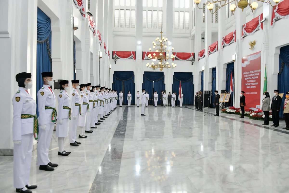 ridwankamil's tweet photo. Mengibarkan bendera pusaka hanyalah satu dari sekian latihan yang didapatkan. Wawasan kebangsaan, wawasan Pancasila, jiwa setiakawan dan keteladanan menjadi materi selama ditempa di desa bahagia. Istilah untuk asrama Paskibraka.

#JabarJuara #IndonesiaJuara https://t.co/yEP9FfRROh