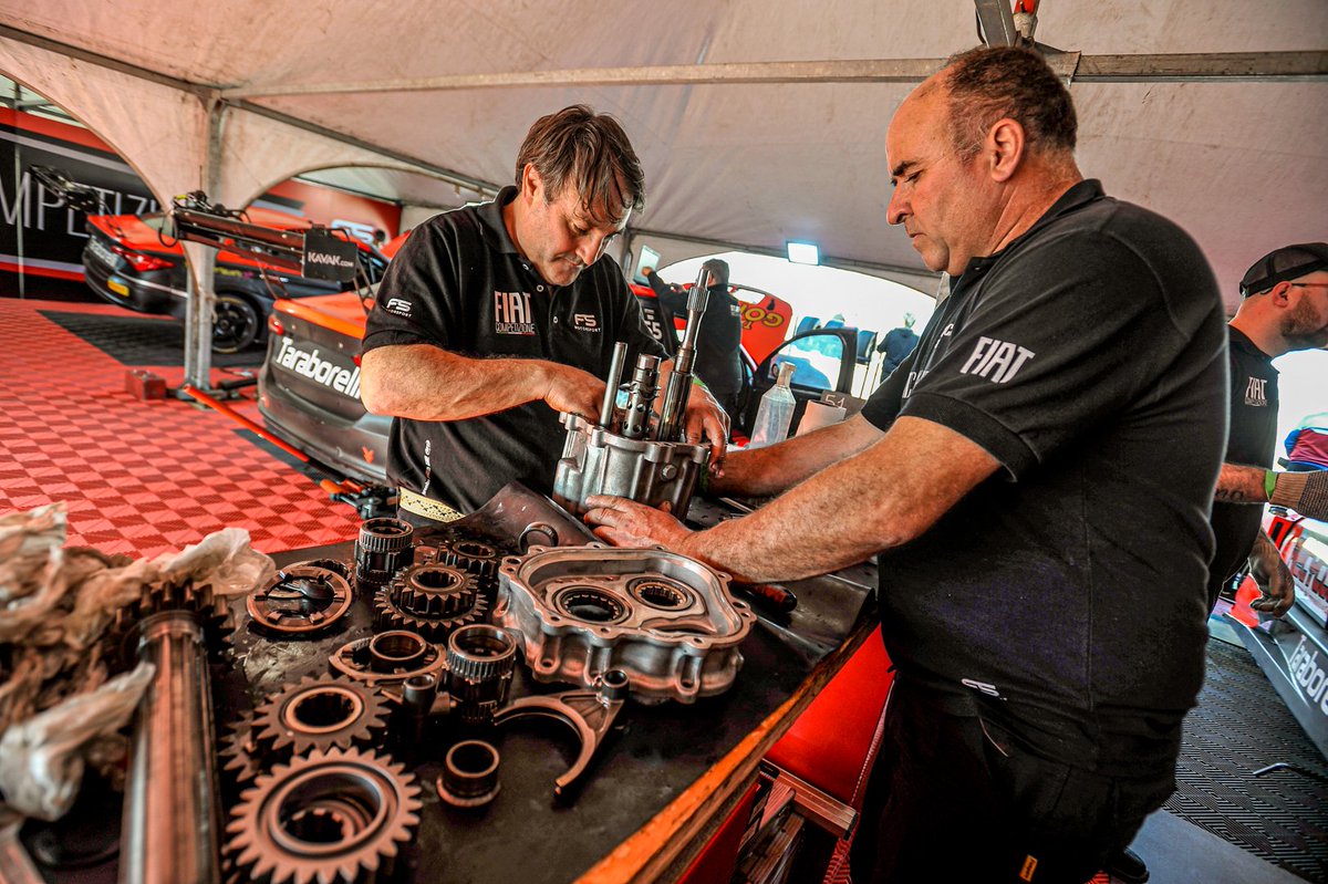 SuperTC2000's tweet photo. ⚙️ Afinando los últimos detalles para el #GPELAION 🔥 https://t.co/wHAbFn5KNN