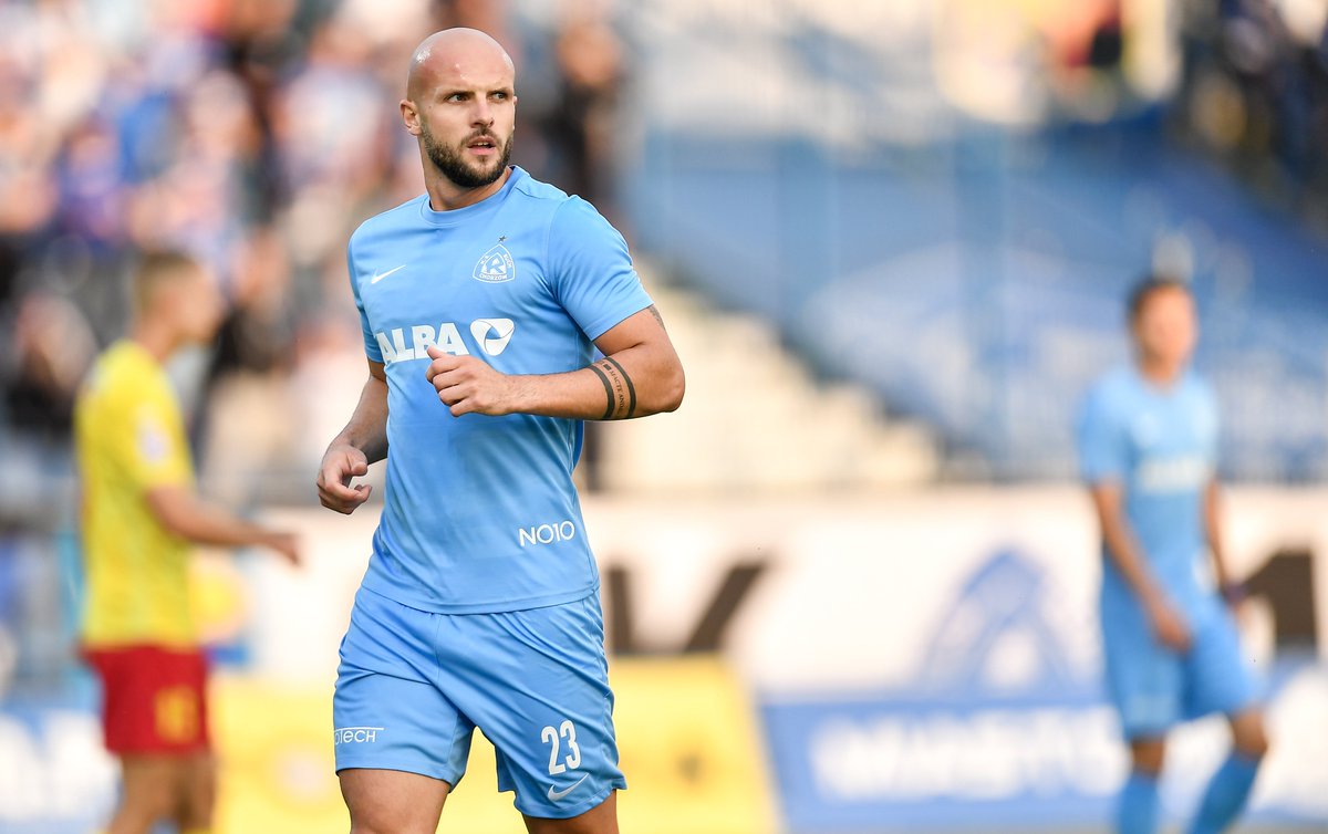 W poprzednim sezonie był najlepszym snajperem <a href="/ChojniczankaMKS/">Chojniczanka</a>, teraz strzela dla Niebieskich ⚽️ Wyjątkowy mecz czeka jutro <a href="/plaskowskiartur/">Artur Pląskowski</a>.

💬"Zmiana była mi potrzebna"

Więcej➡️ ksruch.com/w/zmianabylami…
📺CZAS NA SZPIL➡️ youtu.be/eFGOTlZIF6U