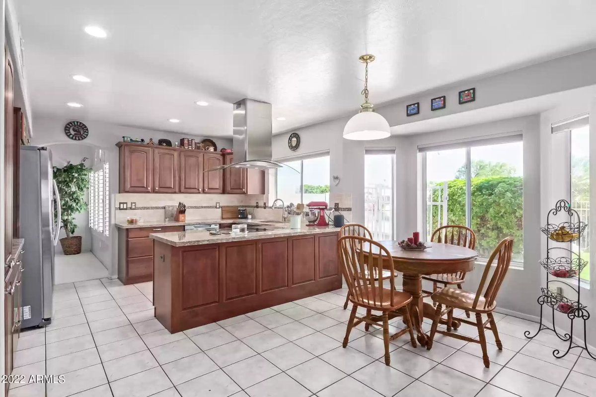 STRHuntr's tweet photo. Today we are looking at 1181 W Redondo Dr, Gilbert, AZ. This is a 4 bedroom, 2.5 bathroom, 2700 sqft, waterfront home.

Lets dive in and see how the numbers work for a short term rental!
🧵🧵👇👇 https://t.co/zMVlgFh7pN