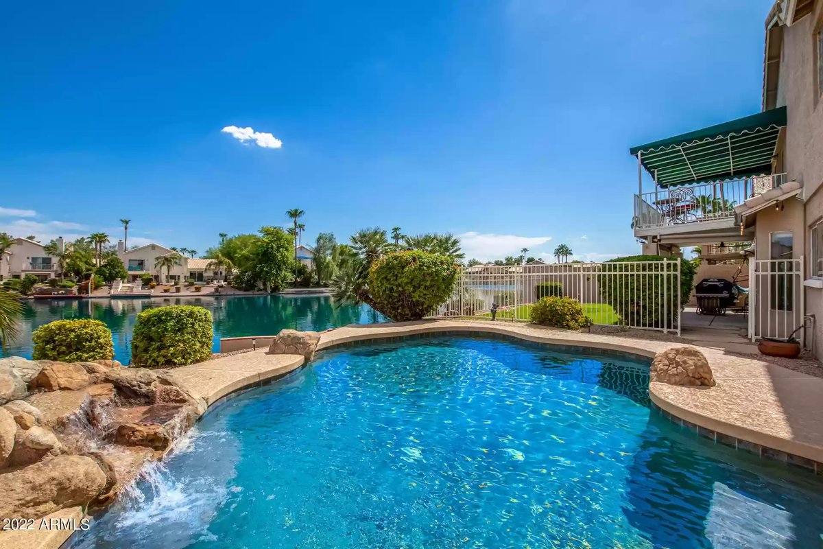 STRHuntr's tweet photo. Today we are looking at 1181 W Redondo Dr, Gilbert, AZ. This is a 4 bedroom, 2.5 bathroom, 2700 sqft, waterfront home.

Lets dive in and see how the numbers work for a short term rental!
🧵🧵👇👇 https://t.co/zMVlgFh7pN