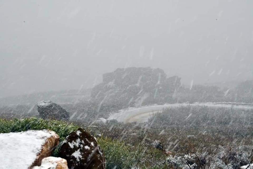ReenvalSA's tweet photo. Being up on the #swartberg mountains near #princealfred early this morning when it began to #snow here are a few photos Credit to Sue Hoppe with permission to share
📷Ursula Caroll
@SAWeatherServic @VoxWeatherZa @peoples_weather @ewnreporter @RadioHoutstokFM @AfricaWeather_ https://t.co/lBuRL7WIRc