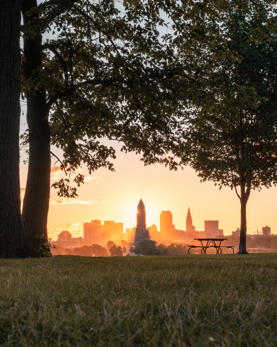 GabeWasylko's tweet photo. Skyline Sunshine in Cleveland, OH https://t.co/7rP6NPF2Xa