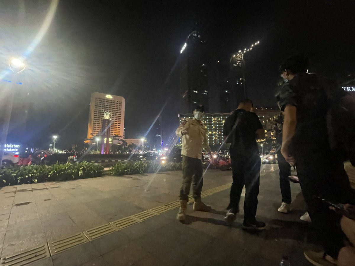 Sumpah deh <a href="/DKIJakarta/">Pemprov DKI Jakarta</a> buat apa lo bangun ruang publik kalo duduk depan Bundaran HI aja diusir satpol PP karena alesan “trotoar buat jalan kaki”?

Sumpah gue pengen marah sama <a href="/SatpolPP_DKI/">Satpol PP DKI Jakarta</a>. Ya pantes semua mending main ke mall. Duduk di depan Bundaran HI aja gaboleh wtf men