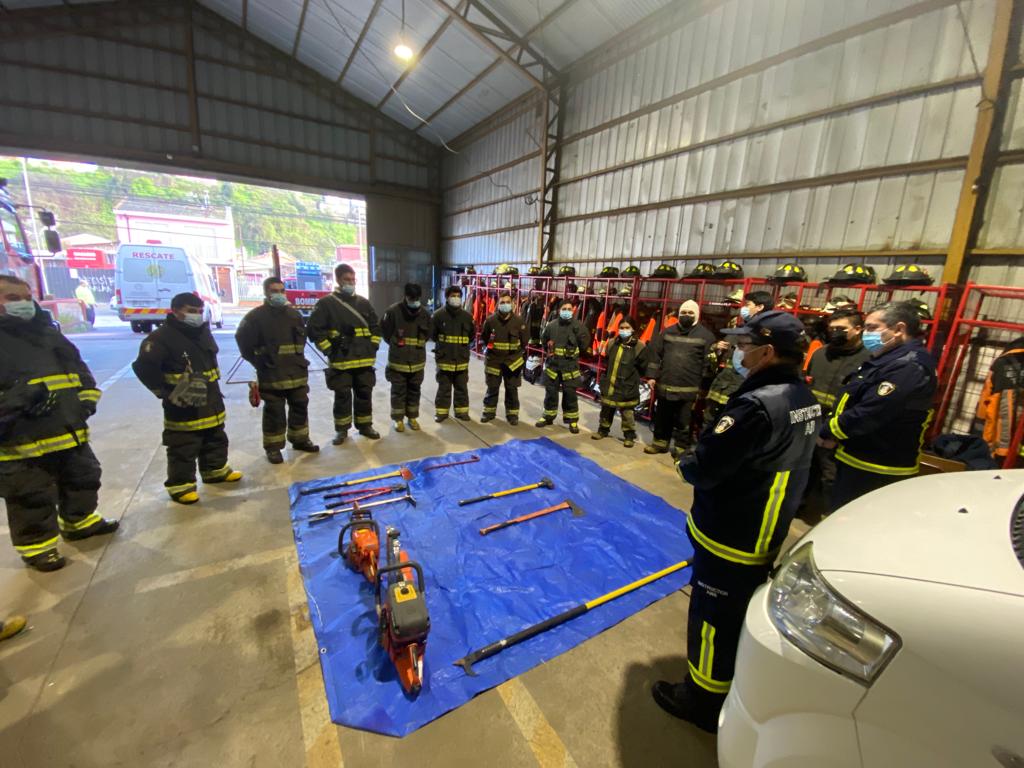 Hoy se realiza la parte práctica del curso de Entrada Forzada para bomberos de Tomé y de Hualpén, cabe destacar que está alianza de los cuerpos de bomberos permite capacitar a sus bomberos aprovechando al máximo los cupos de los cursos. <a href="/ANB_Chile/">Academia Nacional</a> <a href="/BomberosdeChile/">Bomberos de Chile</a>