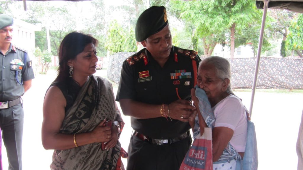 IaSouthern's tweet photo. #ShahbaazDivision remembered the veer Naris and the Veterans on the occasion of Azadi ka #AmritMahotsav and felicitated them expressing gratitude for their selfless service and assured them of continued support and assistance.

#HarKaamDeshkeNamm
#SudarshanChakraCorps
@adgpi https://t.co/SjRJnuHUtD