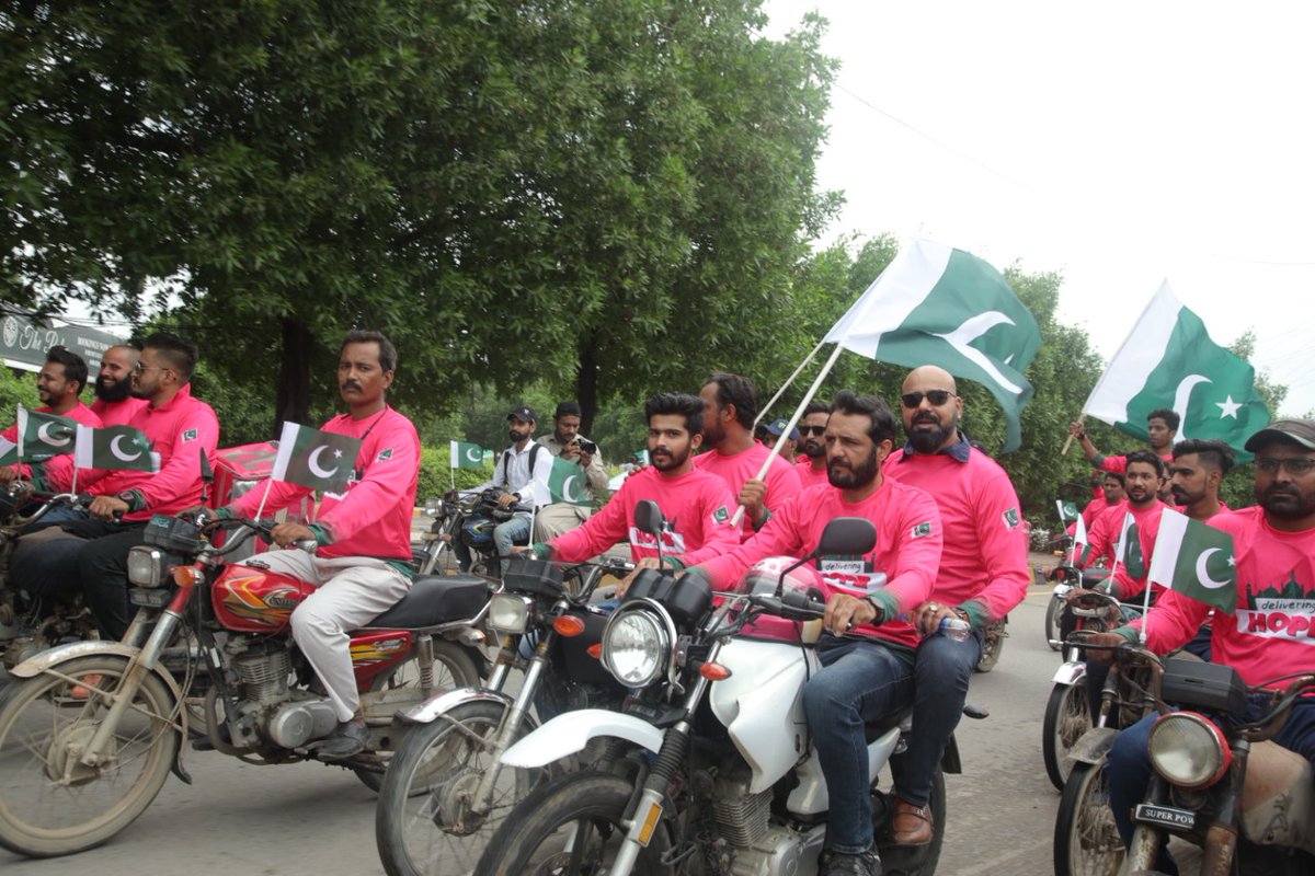 ObaidBaig16's tweet photo. foodpanda celebrating independence day of Pakistan with a rally of 75 riders 🇵🇰❤️
#foodpandaDeliversHope https://t.co/Bxl9MI9h4O