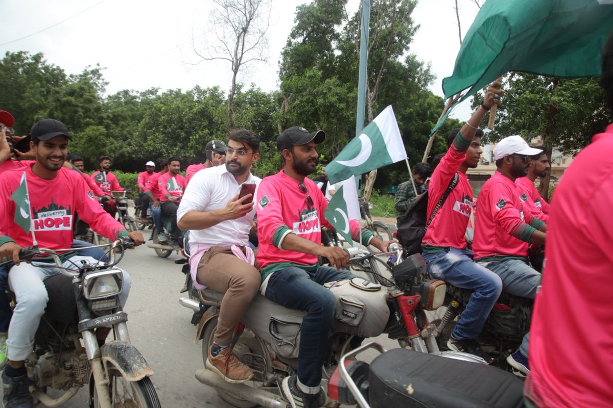 ObaidBaig16's tweet photo. foodpanda celebrating independence day of Pakistan with a rally of 75 riders 🇵🇰❤️
#foodpandaDeliversHope https://t.co/Bxl9MI9h4O