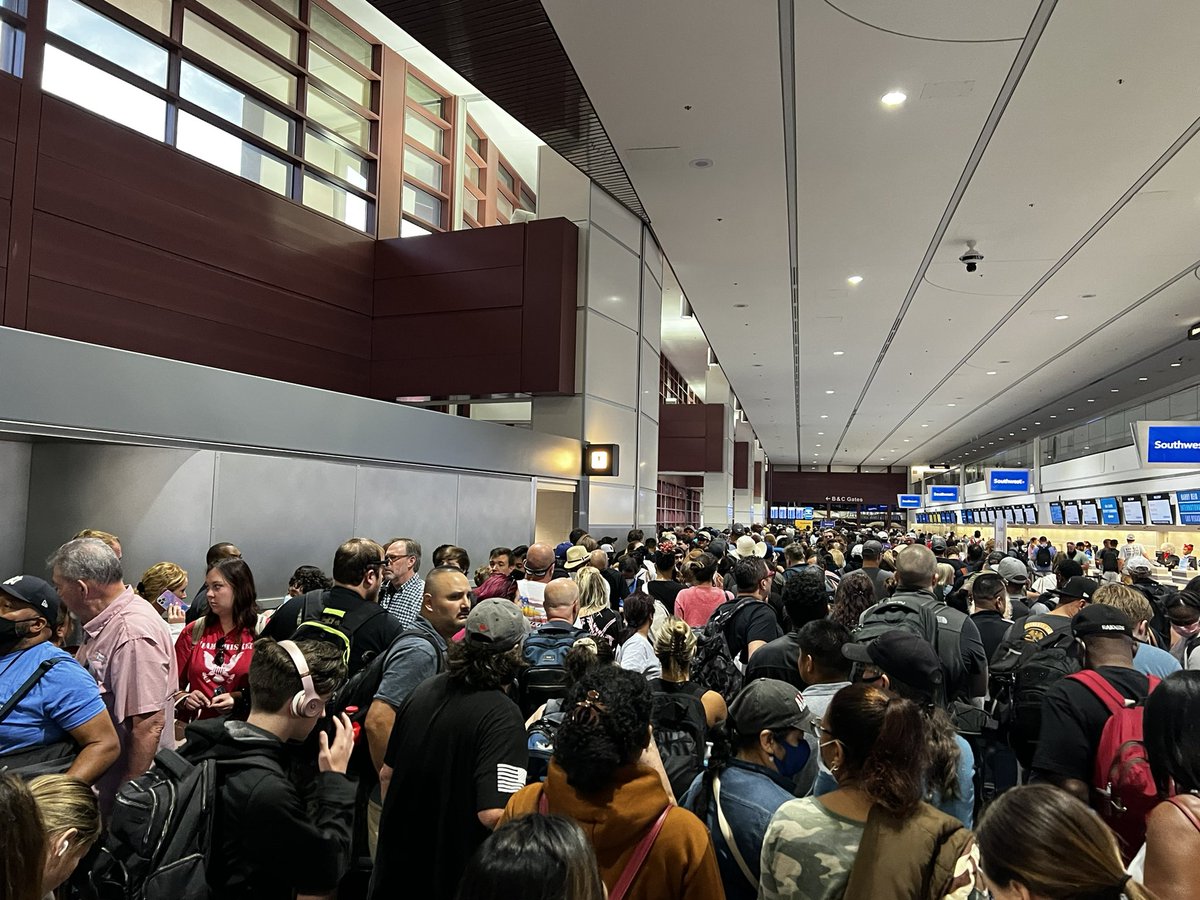 chunderstruck's tweet photo. @LASairport It’s a mess… https://t.co/98IVNXxRWJ