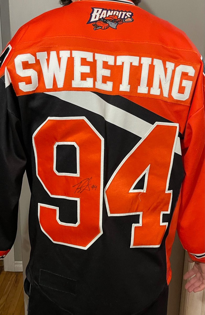 PtboLakersAlumn's tweet photo. Hey @nll fans check out our jersey auction. Place your bid today and help us continue to grow the game !  https://t.co/Zz11YWCdW5 https://t.co/mVNi3omi8E
