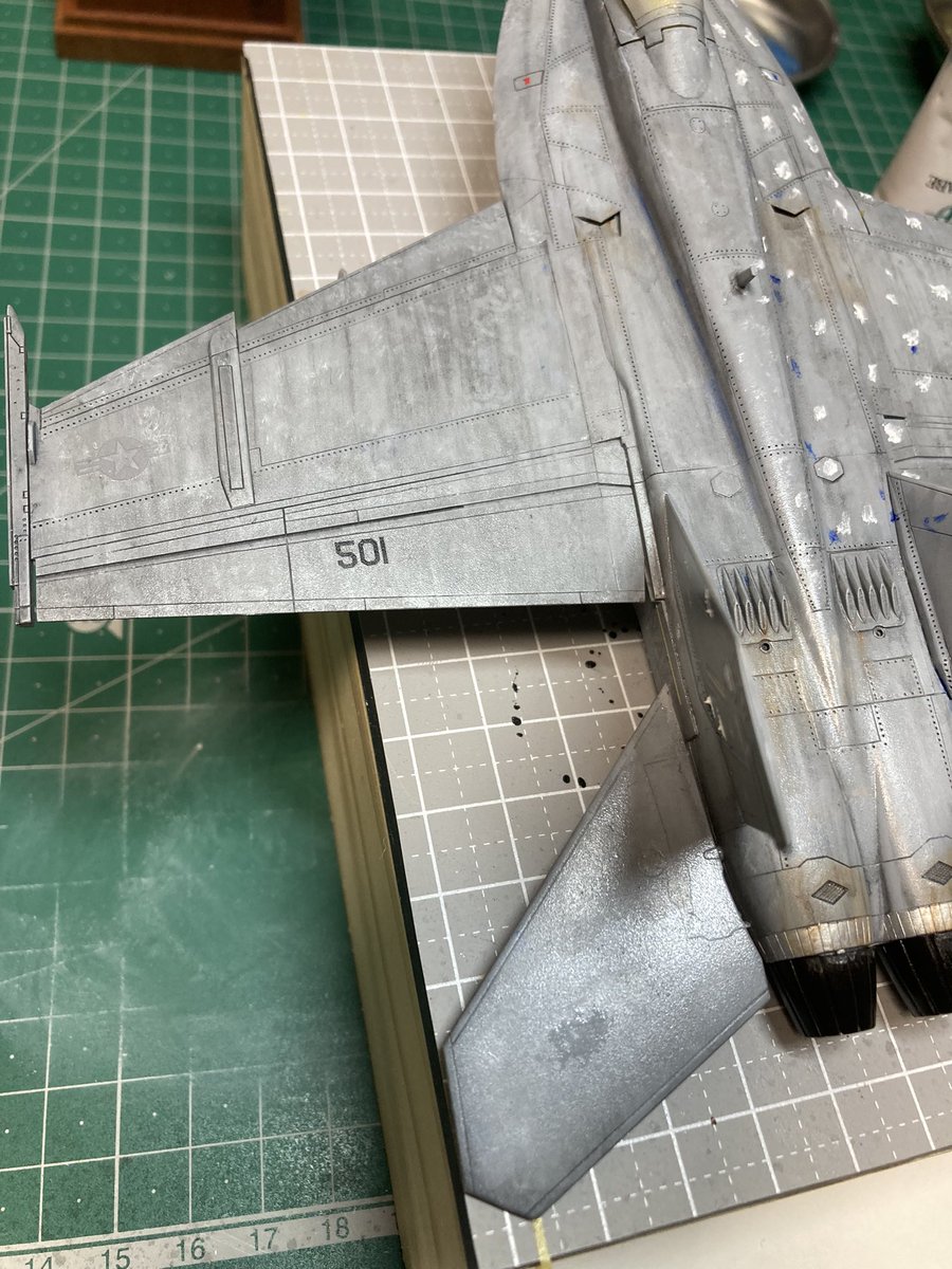 jun_area51's tweet photo. FA18F Dagger 🗡4: 501
PAYBACK&amp;FANBOY

ダークグレーでウェザリング→デカール→クリア吹→①油絵具で濃淡→

②エナメルでボカシながらメリハリ

③黒でウェザリングした
FA-18E Dagger 🗡Spare: Hangman機105と比較

#FA18FSuperHornet 
#トップガンマーヴェリック       
#トップガン祭り https://t.co/8TBa9v2cMP