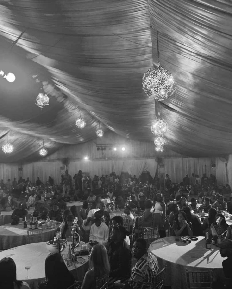 Nmesomachi16's tweet photo. Spot me๐
#AnytimesoonConcert https://t.co/bmT2Xt1vUV