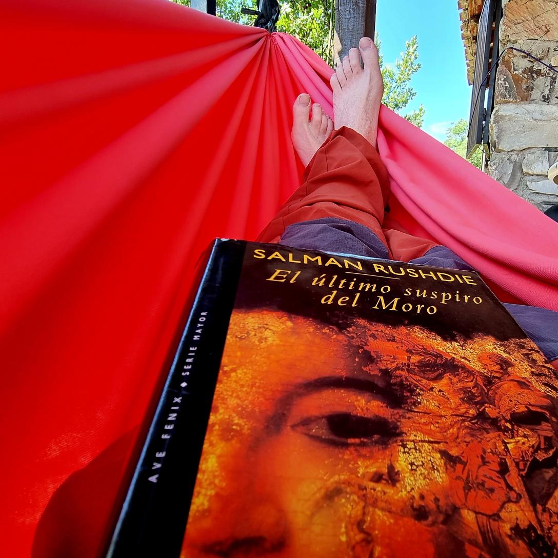 pepefrutosal's tweet photo. Leo porque me gusta, leo lo que quiero y sobre todo leo contra la intolerancia. Mi apoyo a #SalmanRushdie https://t.co/8dES1ncpyA