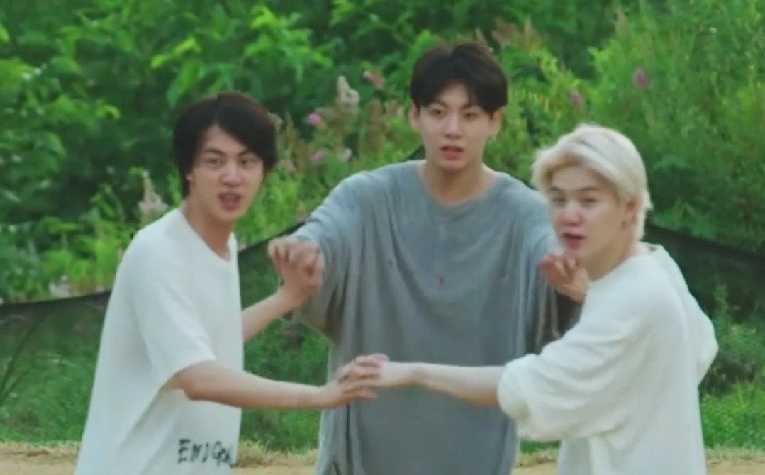 YJKFILES's tweet photo. head full of yoonjinkook’s intertwined fingers https://t.co/K8zHiosFnX