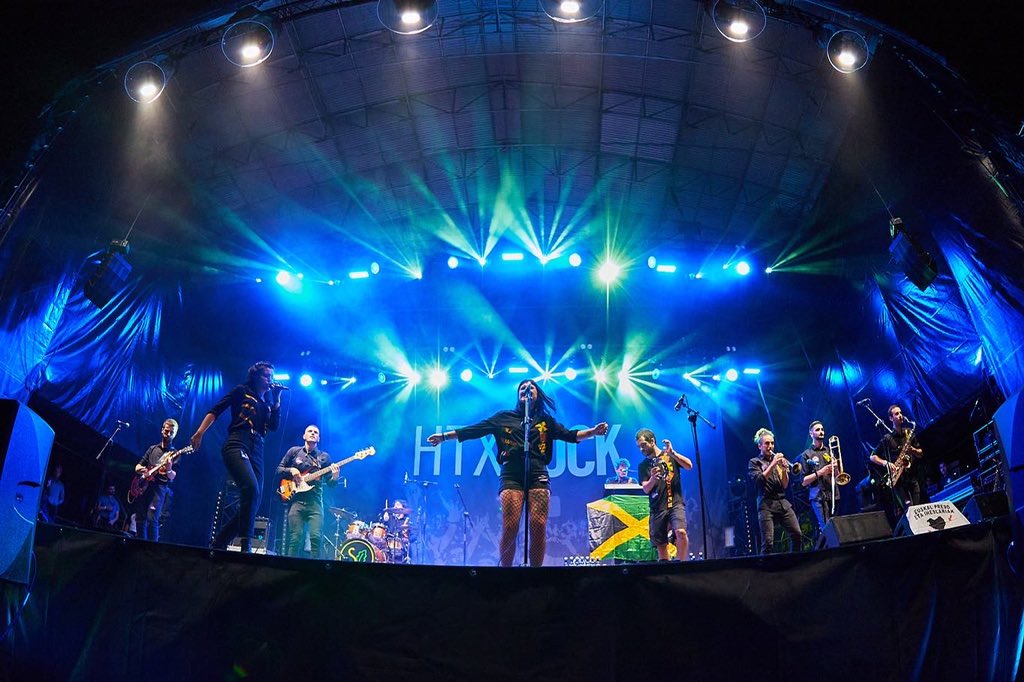 Hatortxurock's tweet photo. #HTX26 📸 Argazki bilduma
🎶 @SkabideanTaldea
.
.
#hatortxu #skabidean #auzolana #elkartasuna #hatortxurock #musikajaialdia #jaialdia #denaketxera #zeruahelmuga #etxera https://t.co/NI4qph2Kok