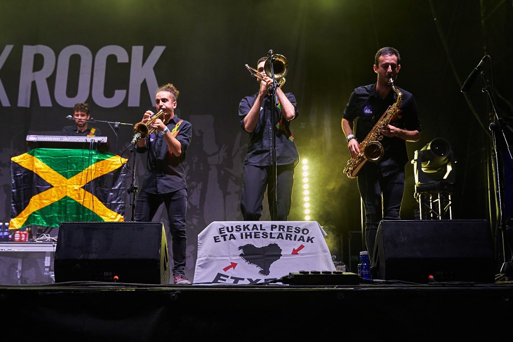 Hatortxurock's tweet photo. #HTX26 📸 Argazki bilduma
🎶 @SkabideanTaldea
.
.
#hatortxu #skabidean #auzolana #elkartasuna #hatortxurock #musikajaialdia #jaialdia #denaketxera #zeruahelmuga #etxera https://t.co/NI4qph2Kok
