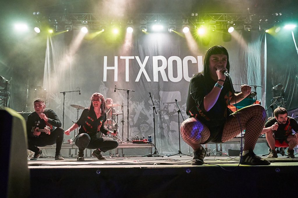 Hatortxurock's tweet photo. #HTX26 📸 Argazki bilduma
🎶 @SkabideanTaldea
.
.
#hatortxu #skabidean #auzolana #elkartasuna #hatortxurock #musikajaialdia #jaialdia #denaketxera #zeruahelmuga #etxera https://t.co/NI4qph2Kok