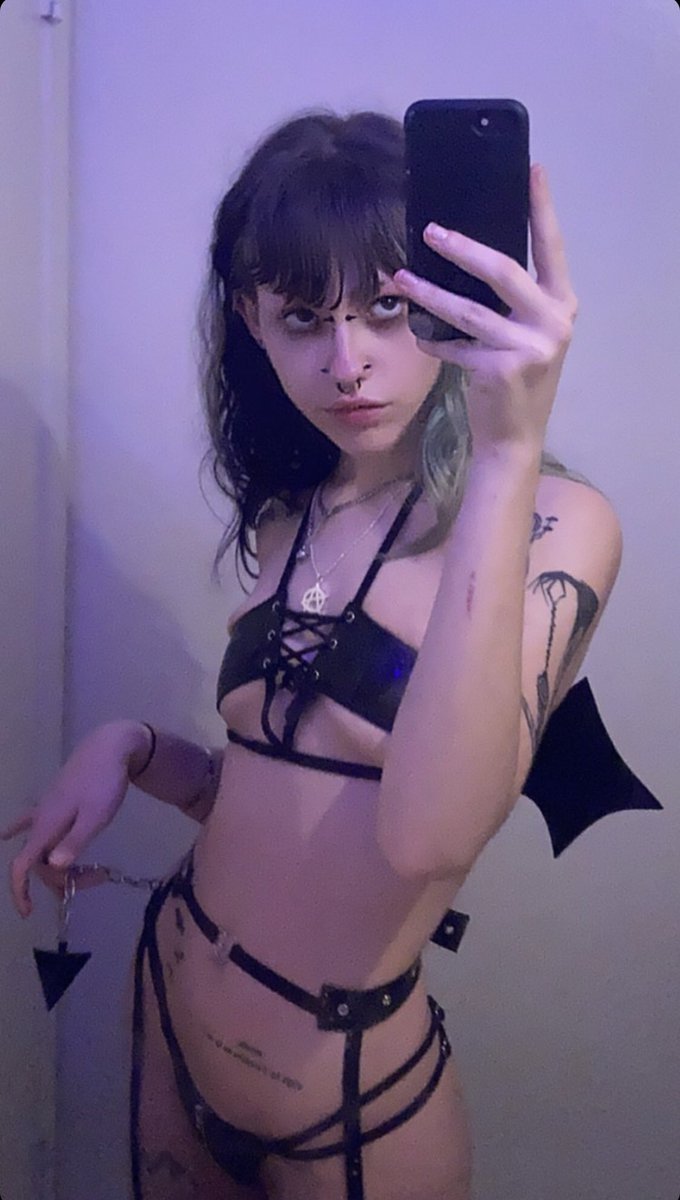 gaggedngutted's tweet photo. bat outta hell :) 🦇 https://t.co/pgBnQlPlU7
