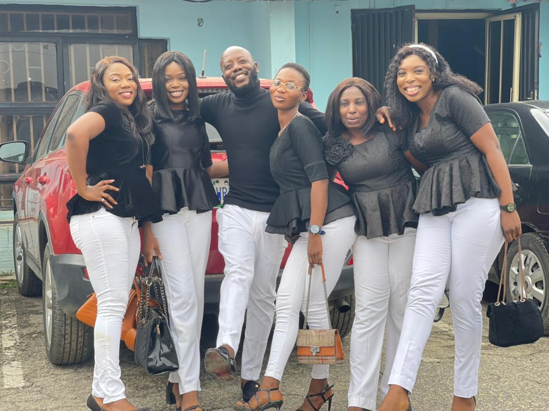 kushcurtis_'s tweet photo. With my beautiful in and out &amp; God's fearing #PowerHost ladies. Our today's uniform is on point! #BlackAndWhite https://t.co/xLadlA213E