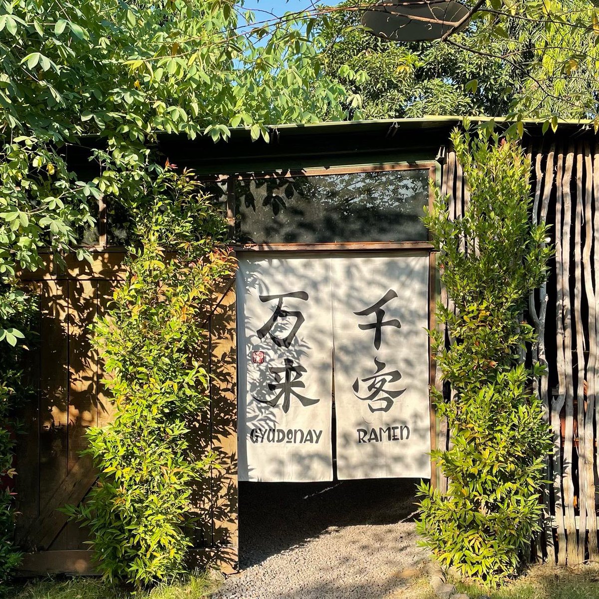 wandaynta's tweet photo. @ikramwiese dan di depan Rustic Market ini ada kedai mie ramen yang lumayan unik. namanya Gyudonay Ramen. https://t.co/pBO4BzwGqt